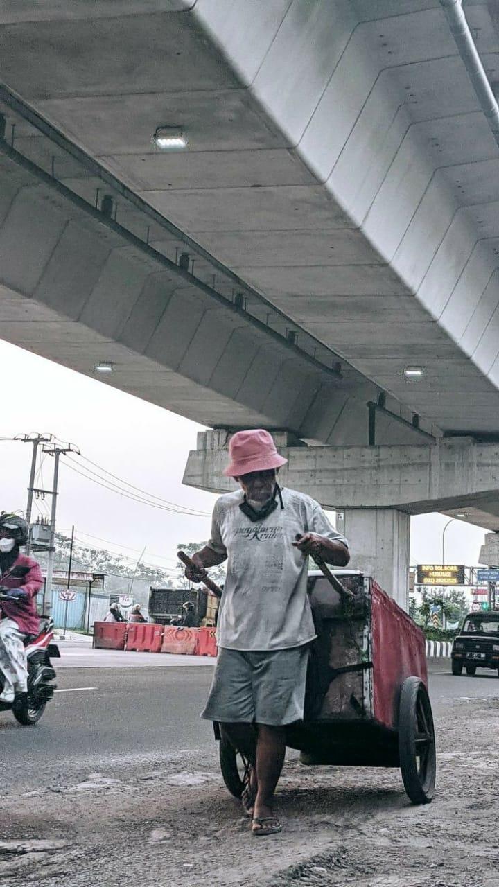Menyaksikan Kegigihan Mbah Sujarwo : Tidak Malu Memulung Karena Halal